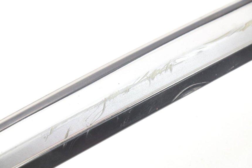 photo de TAPA BAJO ASIENTO DERECHO SYM GTS EVO 125 (2009 - 2013) - Zoom estado de uso