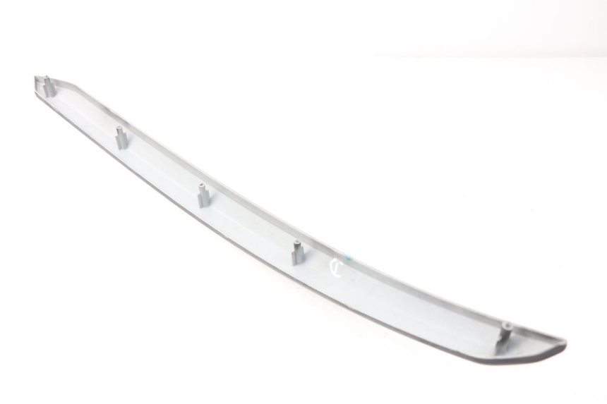 photo de TAPA BAJO ASIENTO DERECHO SYM GTS EVO 125 (2009 - 2013) - Otra perspectiva