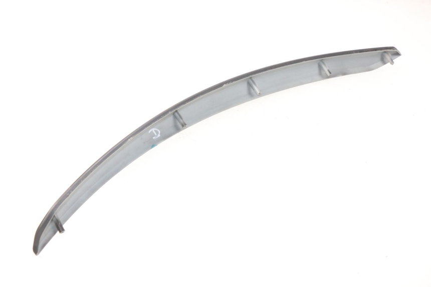 photo de TAPA BAJO ASIENTO DERECHO SYM GTS EVO 125 (2009 - 2013) - Primer plano técnico