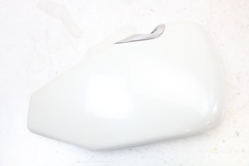 photo de TAPA BAJO ASIENTO DERECHO HARLEY DAVIDSON SPORTSTER XL CUSTOM 883 (1999 - 2006) - Detalle de la pieza