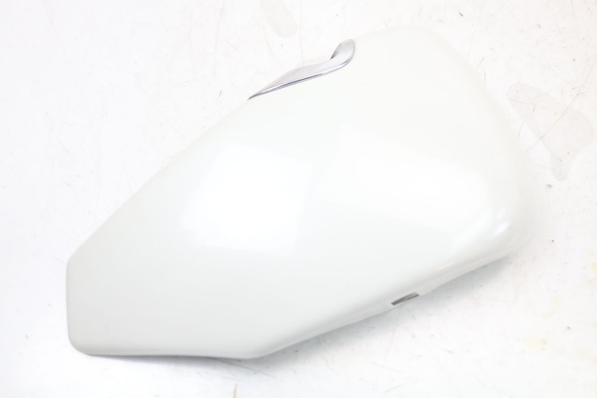 photo de TAPA BAJO ASIENTO DERECHO HARLEY DAVIDSON SPORTSTER XL CUSTOM 883 (1999 - 2006) - Primer plano técnico