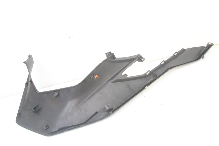 photo de TAPA BAJO ASIENTO DERECHO HONDA FORZA 125 (2021 - 2025) - Primer plano técnico