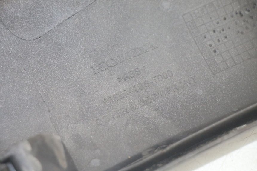 photo de TAPA BAJO ASIENTO DERECHO HONDA FORZA 125 (2021 - 2025) - Marcados y referencias originales