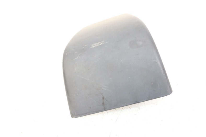 photo de TAPA BAJO ASIENTO DERECHO HONDA VT C2 SHADOW 750 (1997 - 2001) - Primer plano técnico