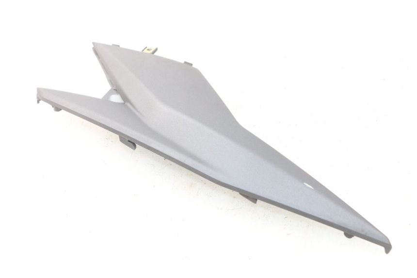 photo de TAPA DEBAJO DEL ASIENTO DERECHO SYM JET 4 4T 50 (2018 - 2021) - Detalle de la pieza