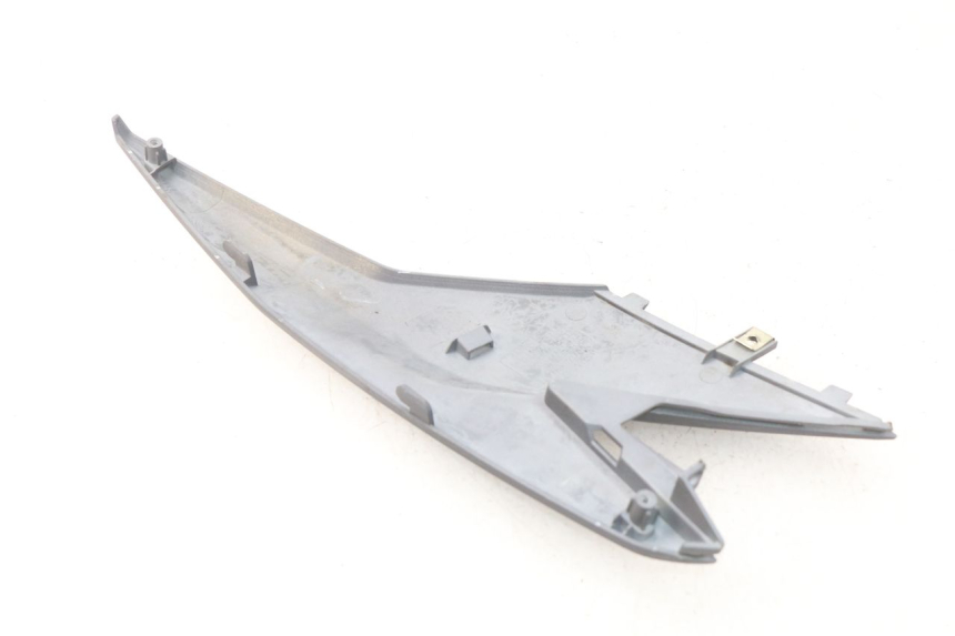 photo de TAPA DEBAJO DEL ASIENTO DERECHO SYM JET 4 4T 50 (2018 - 2021) - Zoom estado de uso