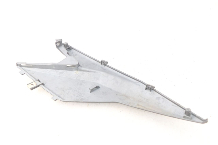 photo de TAPA DEBAJO DEL ASIENTO DERECHO SYM JET 4 4T 50 (2018 - 2021) - Otra perspectiva