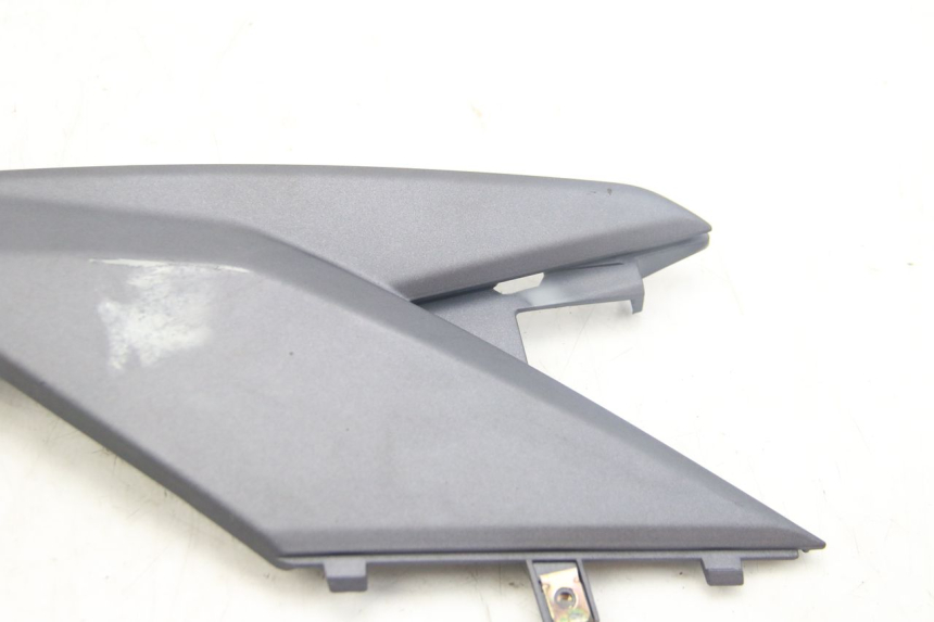 photo de TAPA DEBAJO DEL ASIENTO DERECHO SYM JET 4 4T 50 (2018 - 2021) - Detalle de la pieza