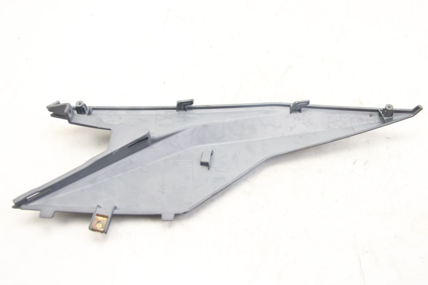 photo de TAPA DEBAJO DEL ASIENTO DERECHO SYM JET 4 4T 50 (2018 - 2021) - Otra perspectiva