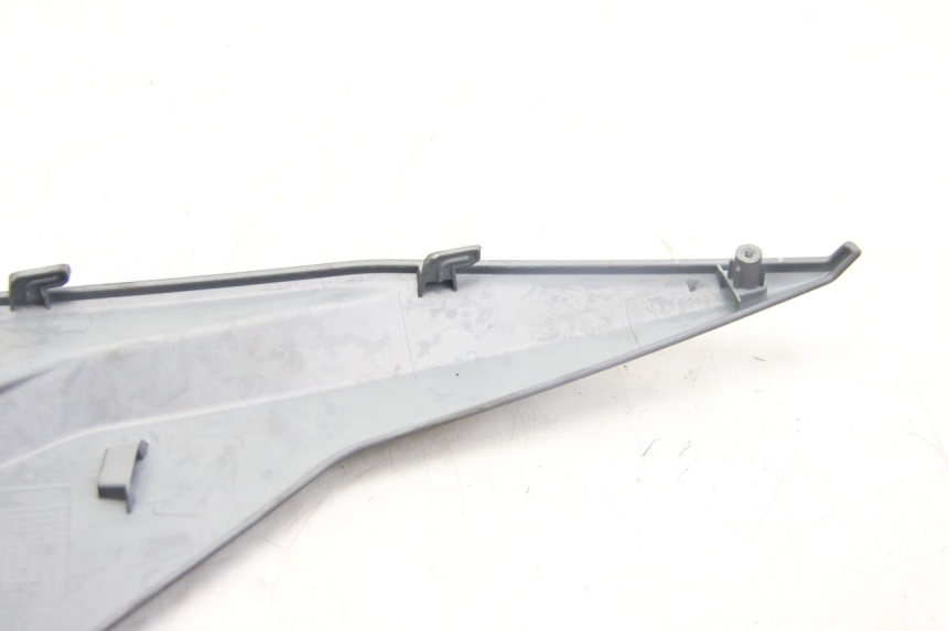 photo de TAPA DEBAJO DEL ASIENTO DERECHO SYM JET 4 4T 50 (2018 - 2021) - Primer plano técnico