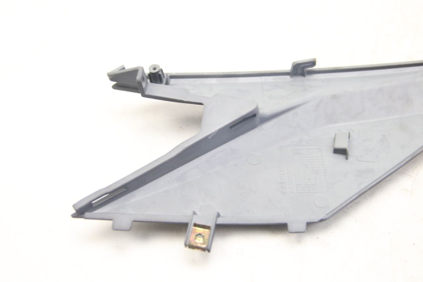 photo de TAPA DEBAJO DEL ASIENTO DERECHO SYM JET 4 4T 50 (2018 - 2021) - Vista general del producto