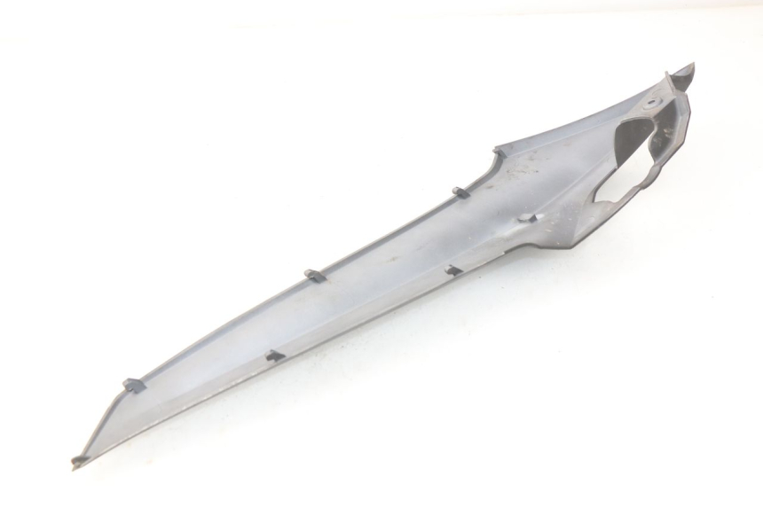 photo de TAPA BAJO ASIENTO DERECHO SYM JOYMAX 250 (2013 - 2017) - Detalle de la pieza