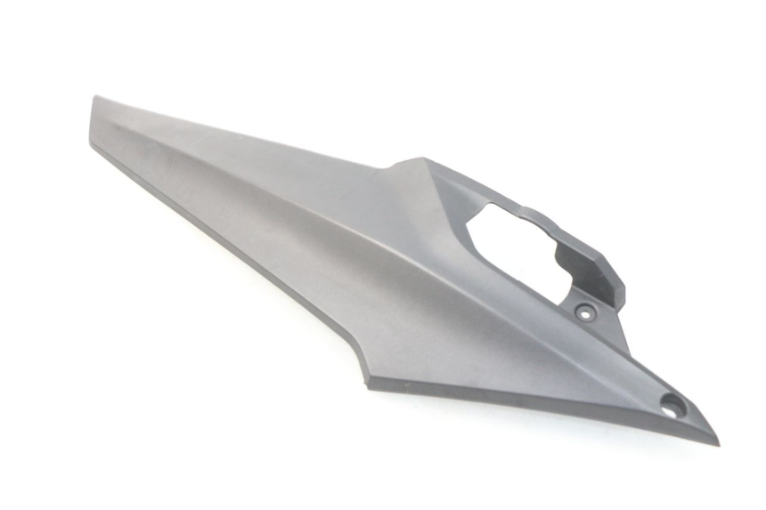 photo de TAPA BAJO ASIENTO DERECHO SYM JOYMAX 250 (2013 - 2017) - Primer plano técnico