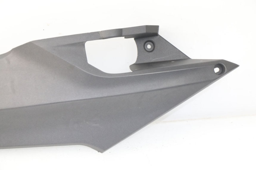 photo de TAPA BAJO ASIENTO DERECHO SYM JOYMAX 250 (2013 - 2017) - Detalles de los puntos de fijación