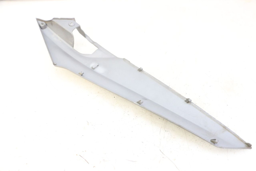 photo de TAPA BAJO ASIENTO DERECHO SYM JOYMAX 125 (2010 - 2017) - Detalle de la pieza