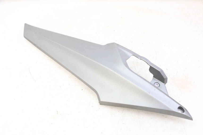 photo de TAPA BAJO ASIENTO DERECHO SYM JOYMAX 125 (2010 - 2017) - Otra perspectiva