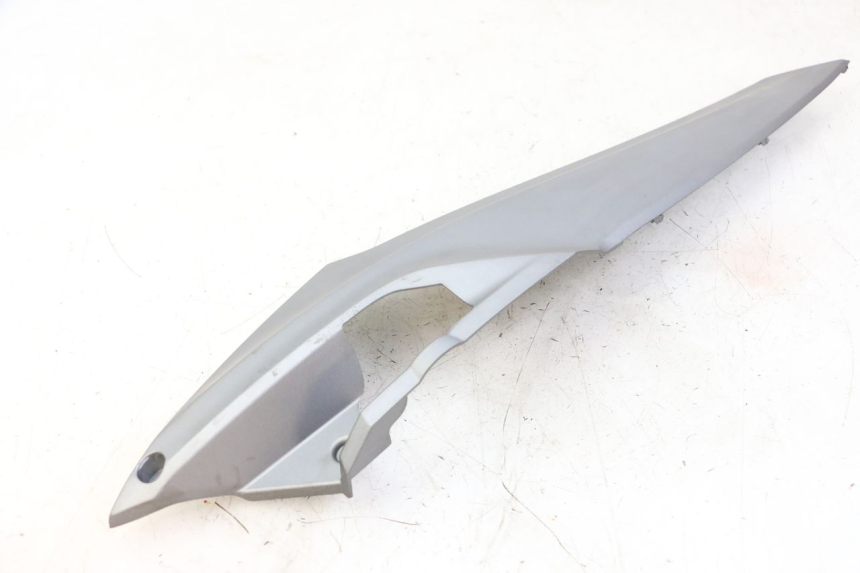 photo de TAPA BAJO ASIENTO DERECHO SYM JOYMAX 125 (2010 - 2017) - Primer plano técnico