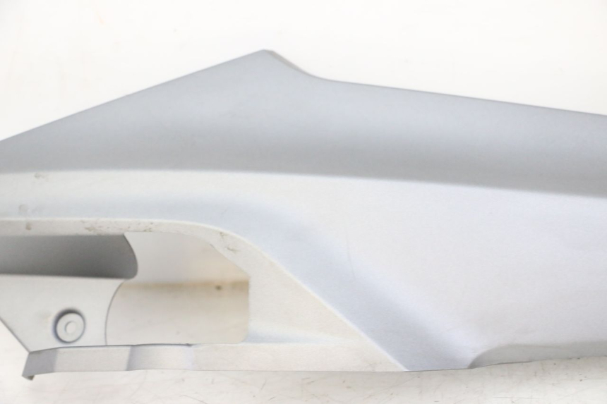 photo de TAPA BAJO ASIENTO DERECHO SYM JOYMAX 125 (2010 - 2017) - Detalles de los puntos de fijación