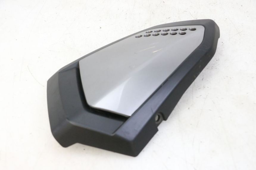 photo de TAPA BAJO ASIENTO DERECHO KEEWAY K-LIGHT KLIGHT 125 (2018 - 2025) - Otra perspectiva