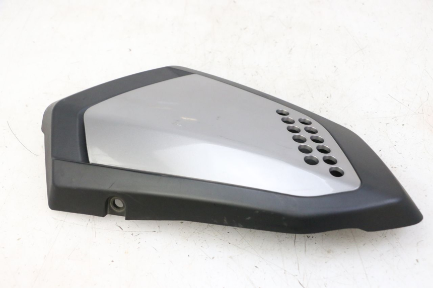 photo de TAPA BAJO ASIENTO DERECHO KEEWAY K-LIGHT KLIGHT 125 (2018 - 2025) - Primer plano técnico