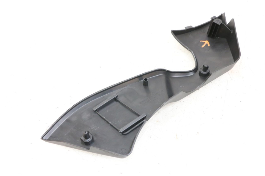 photo de TAPA BAJO ASIENTO DERECHO KYMCO K-PW K-PIPE 50 (2012 - 2017) - Primer plano técnico