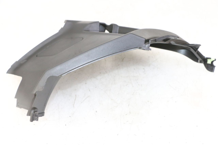 photo de TAPA BAJO ASIENTO DERECHO PEUGEOT KISBEE 2T 50 (2018 - 2022) - Otra perspectiva