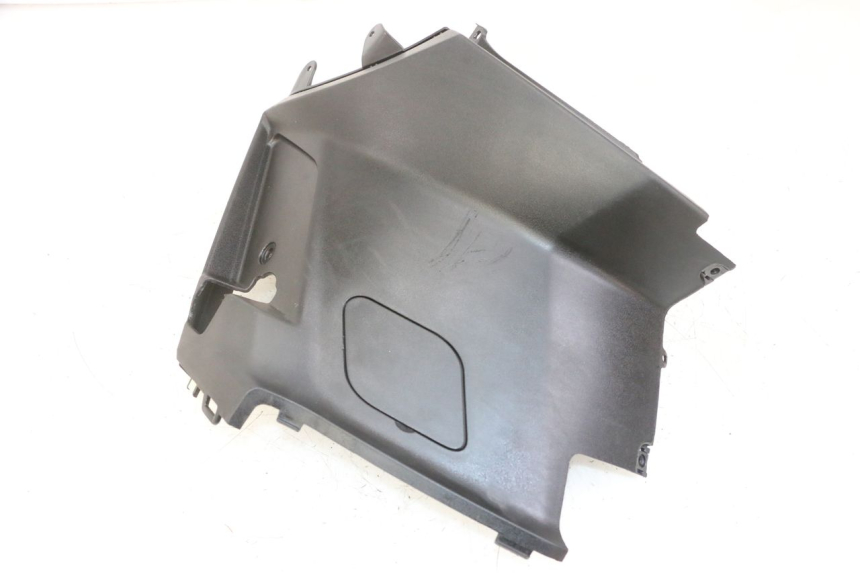 photo de TAPA BAJO ASIENTO DERECHO PEUGEOT KISBEE 2T 50 (2018 - 2022) - Primer plano técnico