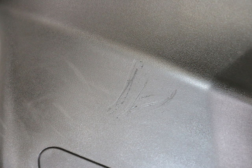 photo de TAPA BAJO ASIENTO DERECHO PEUGEOT KISBEE 2T 50 (2018 - 2022) - Vista general del producto