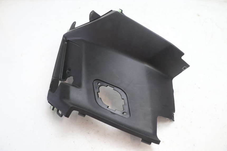 photo de TAPA BAJO ASIENTO DERECHO PEUGEOT KISBEE 2T 50 (2018 - 2022) - Detalle de la pieza