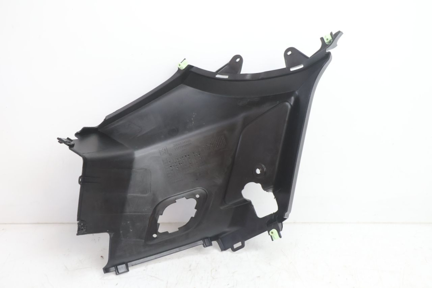 photo de TAPA BAJO ASIENTO DERECHO PEUGEOT KISBEE 2T 50 (2018 - 2022) - Otra perspectiva