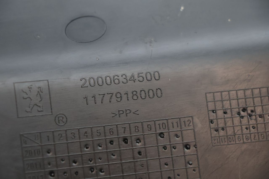photo de TAPA BAJO ASIENTO DERECHO PEUGEOT KISBEE 2T 50 (2018 - 2022) - Primer plano técnico