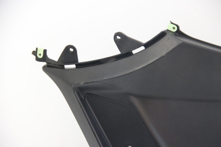 photo de TAPA BAJO EL ASIENTO DERECHO PEUGEOT KISBEE 4T 50 (2018 - 2022) - Otra perspectiva