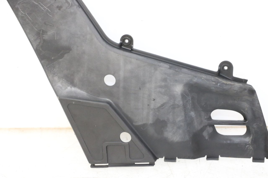 photo de TAPA BAJO ASIENTO DERECHO KYMCO PEOPLE S 125 (2000 - 2008) - Primer plano técnico