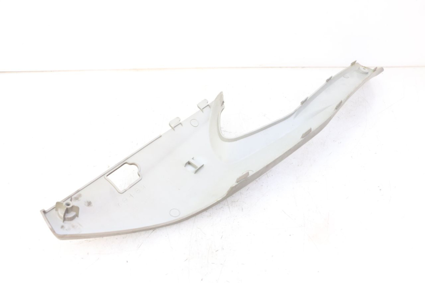 photo de TAPA BAJO ASIENTO DERECHO KYMCO XCITING 500 (2007 - 2010) - Detalle de la pieza