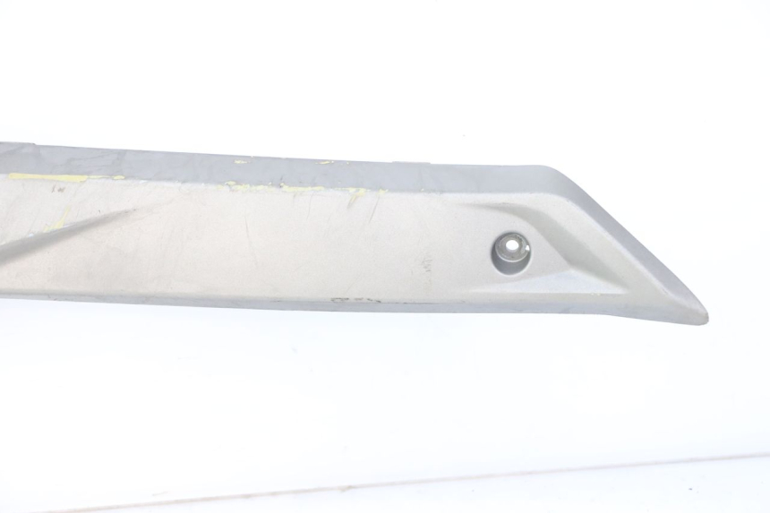 photo de TAPA BAJO ASIENTO DERECHO KYMCO XCITING 500 (2007 - 2010) - Características distintivas