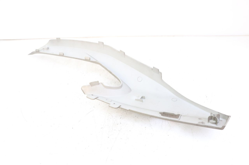 photo de TAPA BAJO ASIENTO DERECHO KYMCO XCITING 500 (2007 - 2010) - Zoom estado de uso