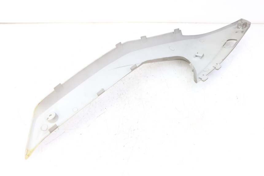 photo de TAPA BAJO ASIENTO DERECHO KYMCO XCITING 500 (2007 - 2010) - Primer plano técnico