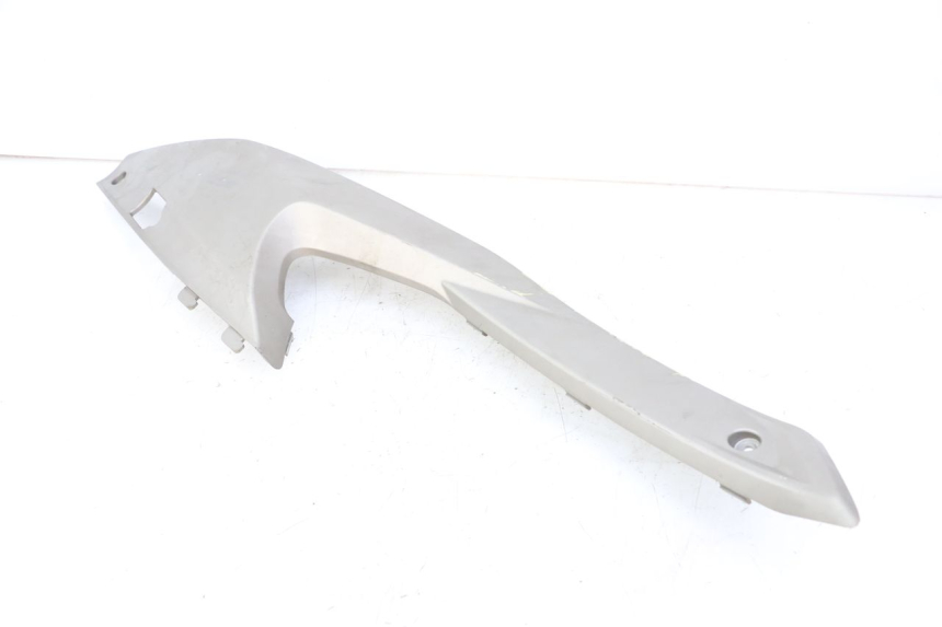 photo de TAPA BAJO ASIENTO DERECHO KYMCO XCITING 500 (2007 - 2010) - Detalles de los puntos de fijación