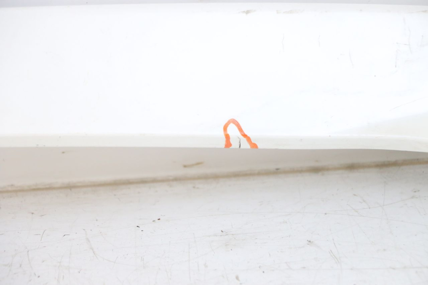 photo de TAPA BAJO EL ASIENTO DERECHO. KYMCO LIKE 125 (2009 - 2016) - Primer plano de alta resolución