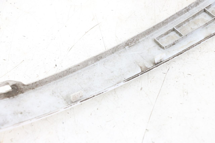 photo de TAPA BAJO EL ASIENTO DERECHO. KYMCO LIKE 125 (2009 - 2016) - Primer plano técnico