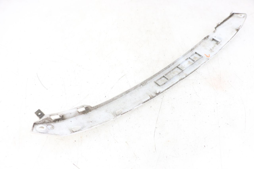 photo de TAPA BAJO EL ASIENTO DERECHO. KYMCO LIKE 125 (2009 - 2016) - Detalles de los puntos de fijación