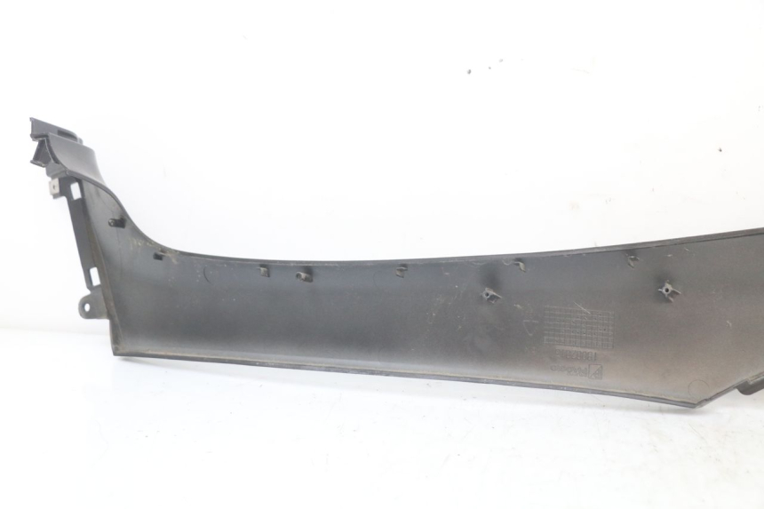 photo de TAPA BAJO ASIENTO DERECHO PIAGGIO MP3 HPE 350 (2018 - 2020) - Detalles de los puntos de fijación