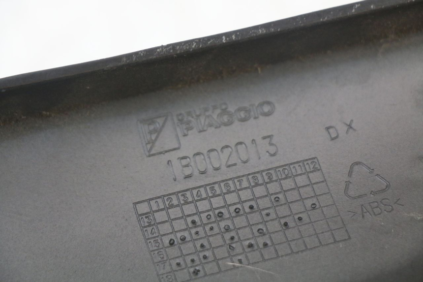 photo de TAPA BAJO ASIENTO DERECHO PIAGGIO MP3 HPE 350 (2018 - 2020) - Recambio usado revisado