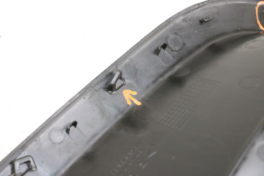 photo de TAPA BAJO ASIENTO DERECHO YAMAHA NEO'S CORE 1 (2022 - 2026) - Primer plano técnico