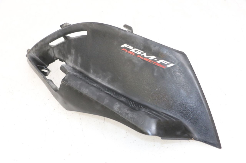 photo de TAPA BAJO ASIENTO DERECHO HONDA NHX LEAD 110 (2008 - 2010) - Primer plano técnico
