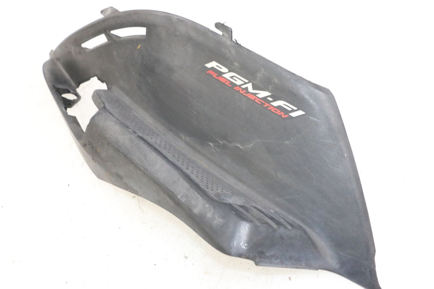 photo de TAPA BAJO ASIENTO DERECHO HONDA NHX LEAD 110 (2008 - 2010) - Primer plano técnico