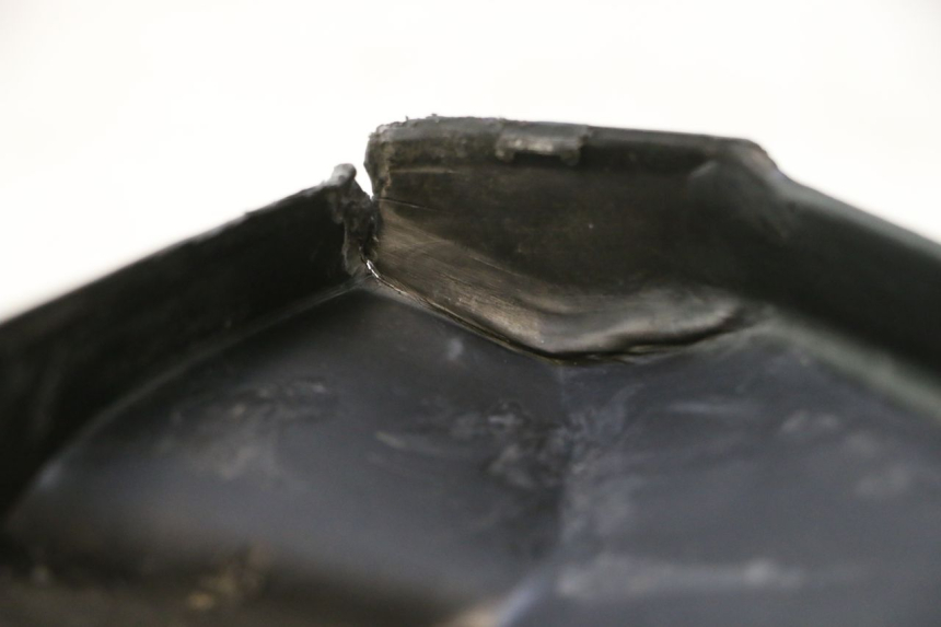 photo de TAPA BAJO ASIENTO DERECHO MBK NITRO 50 (2004 - 2008) - Detalles de los puntos de fijación