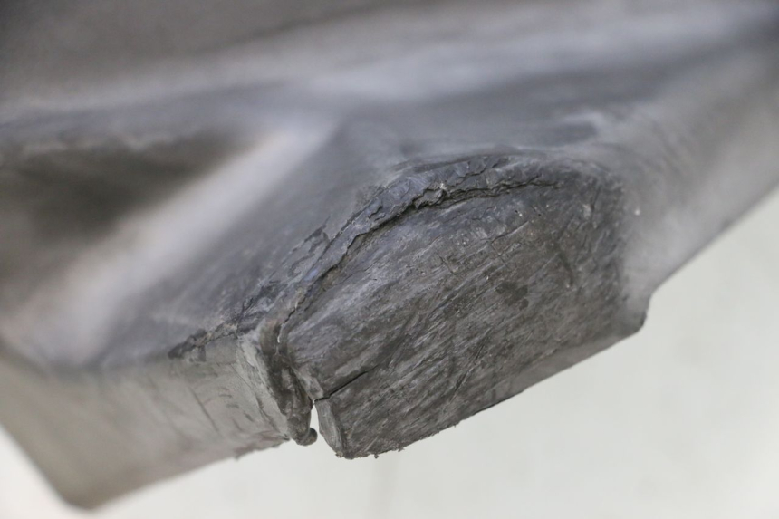 photo de TAPA BAJO ASIENTO DERECHO MBK NITRO 50 (2004 - 2008) - Estado de la superficie y material