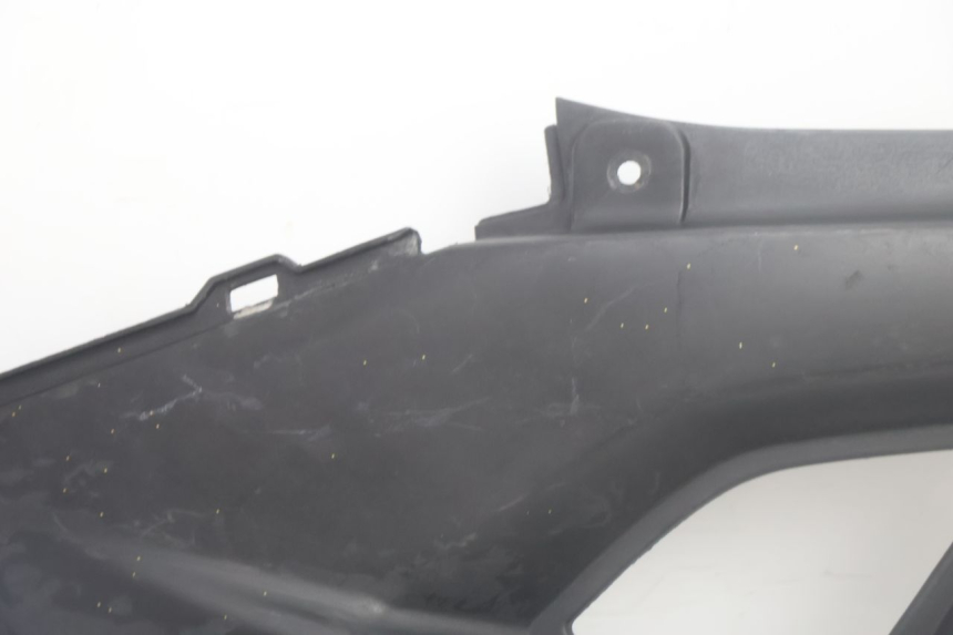 photo de TAPA BAJO ASIENTO DERECHO MBK NITRO 50 (2004 - 2008) - Detalle de la pieza