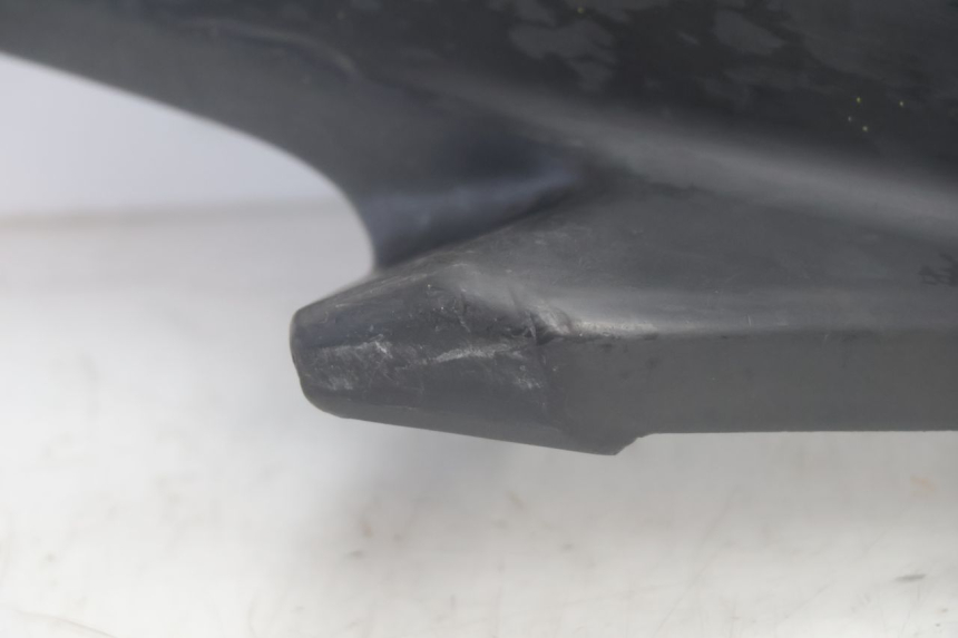 photo de TAPA BAJO ASIENTO DERECHO MBK NITRO 50 (2004 - 2008) - Primer plano técnico